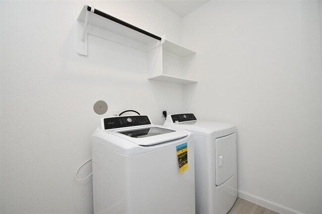 Building Photo - 5459 Holly Hvn Ct