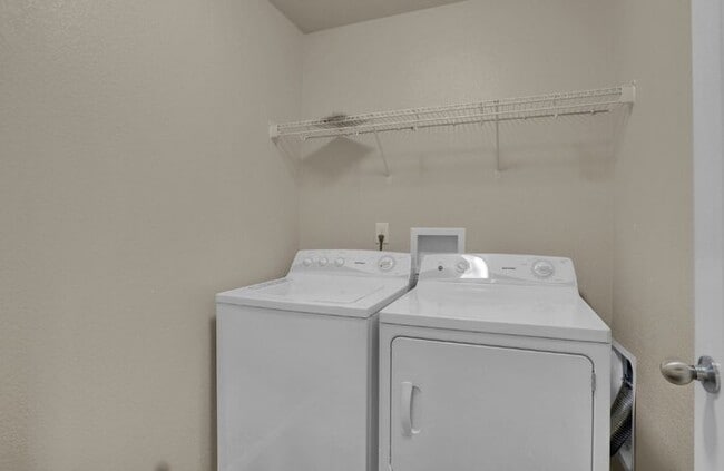 Building Photo - Oct Rent Free. 2 Bed 2.5 Bath 1 Car. Mins ...