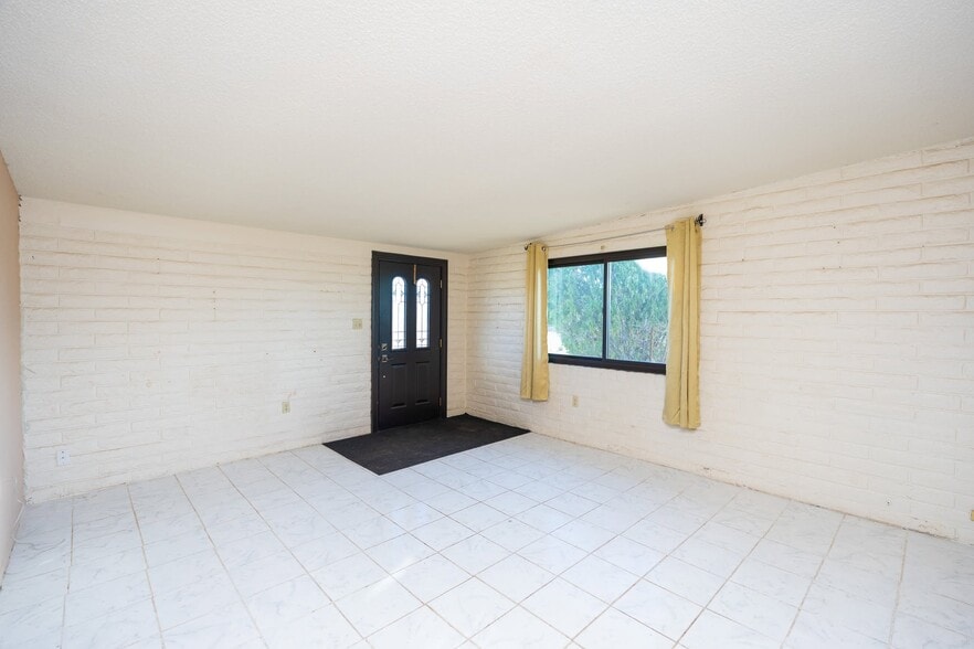 Building Photo - 702 N Skyline Dr