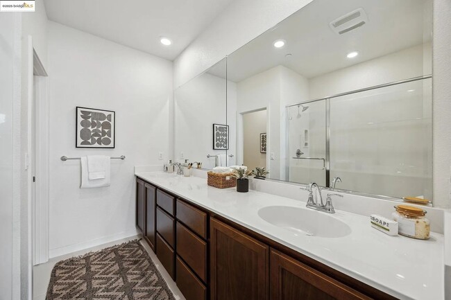 Building Photo - Modern 2+ Bedroom, 2++ Bathroom Living in ...