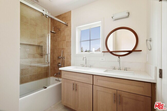 Building Photo - 308 S Highland Ave