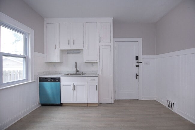 Building Photo - 2119 Lewis Dr