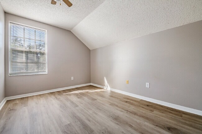 Building Photo - 6724 Summer Haven Dr