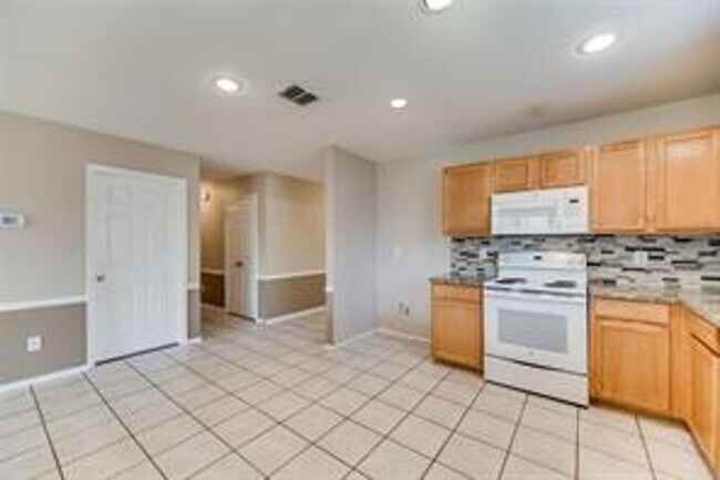 Building Photo - Freshly Updated 3 bedroom spacious beauty!!
