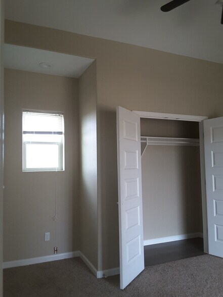 Building Photo - 1000 E Daffodil