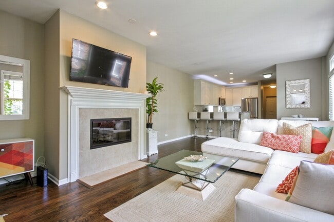 Building Photo - 305 W Scott St