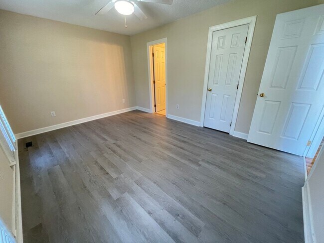 Building Photo - Light & Airy Townhome in Downing Creek, wo...