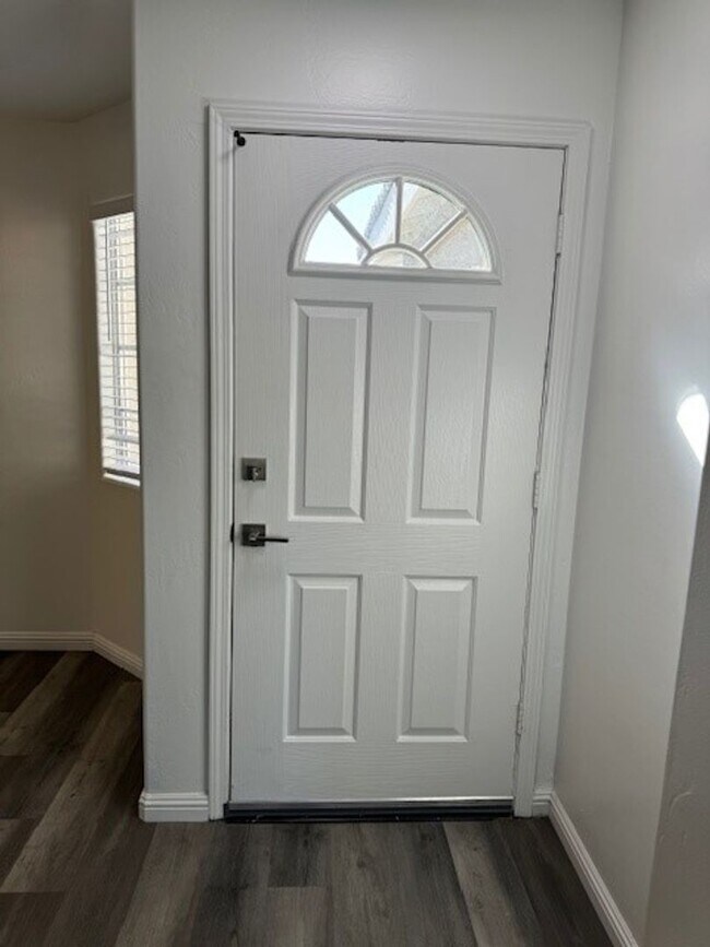 Building Photo - 3126 Silverlake Dr