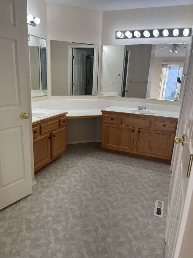 Building Photo - 2645 N Englewood Way