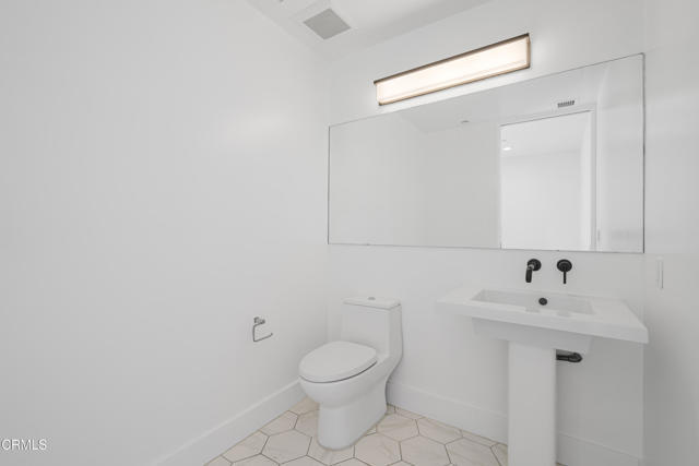 Building Photo - 1345 Havenhurst Dr