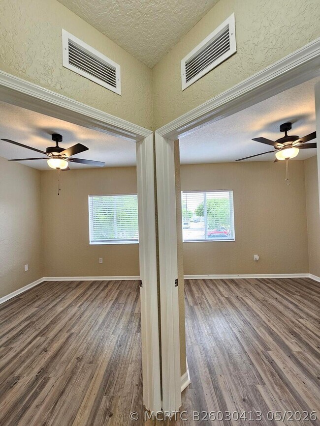 Building Photo - 1063 Golden Lakes Blvd