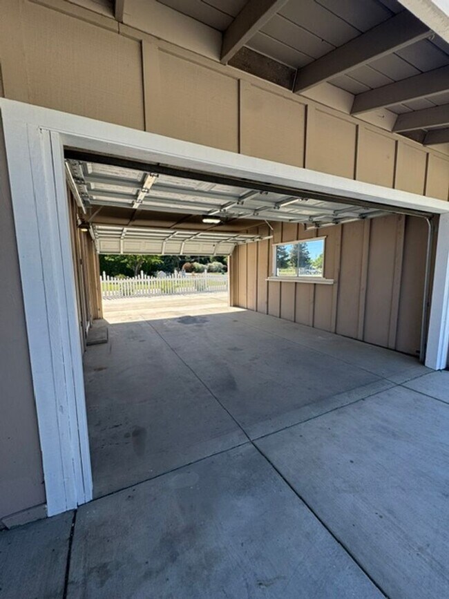 Building Photo - Beautiful 4 Bedroom 2 Bathroom Home with Solar!