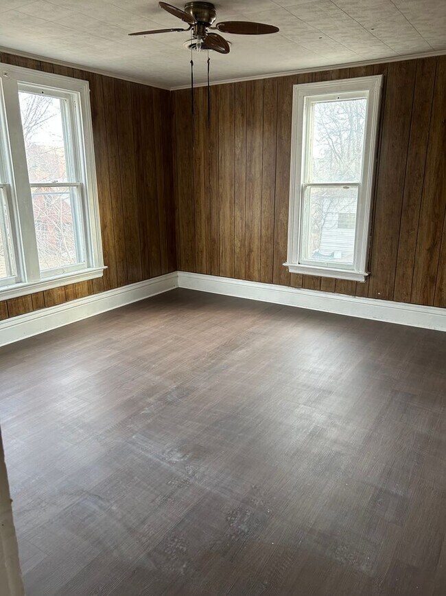 Building Photo - 230 E Chestnut St