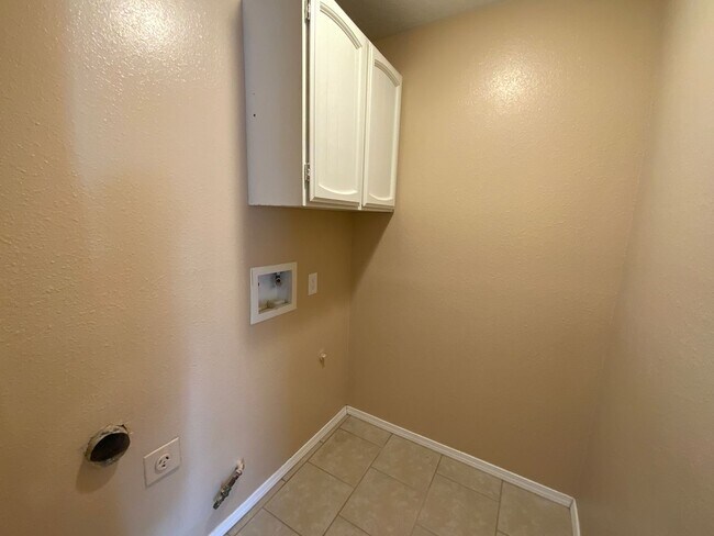 Building Photo - 3 Bedroom Single Story Home Available Near...