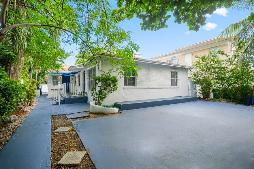 Building Photo - 3675 SW 23rd St