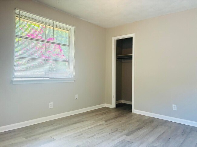 Building Photo - 1733 Finchley Dr