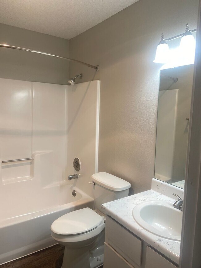 Building Photo - 2 bedroom 2 bath Duplex