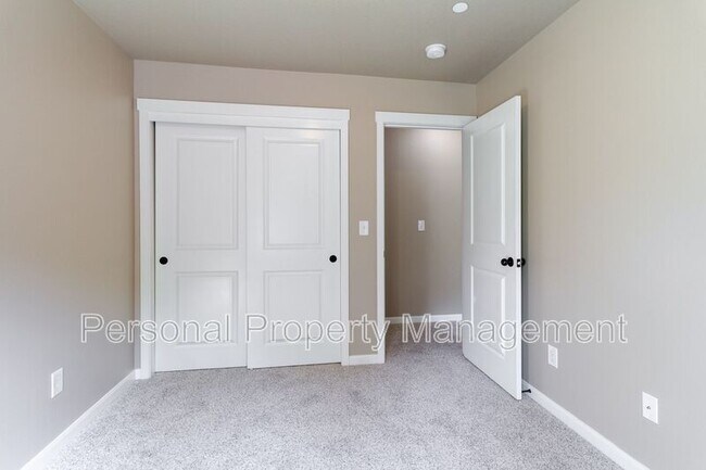 Building Photo - 7613 NE 31st Cir