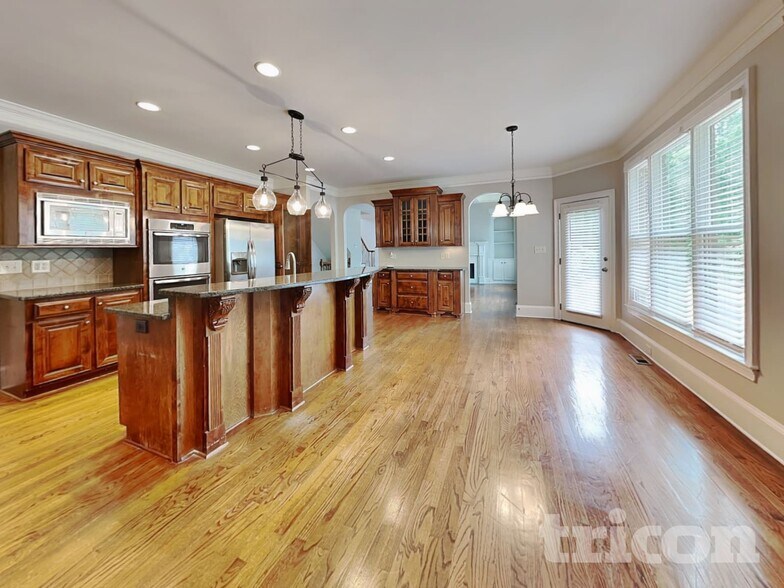 Building Photo - 5840 Cool Springs Dr