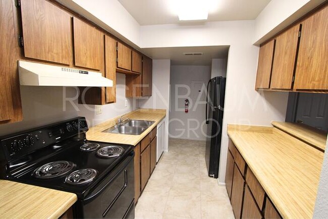 Building Photo - Charming 2-bedrooms, 1.5-baths 4-plex apar...