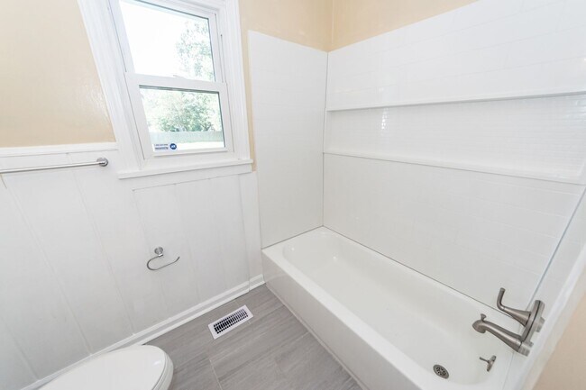 Building Photo - 2139 Pierpont Ave