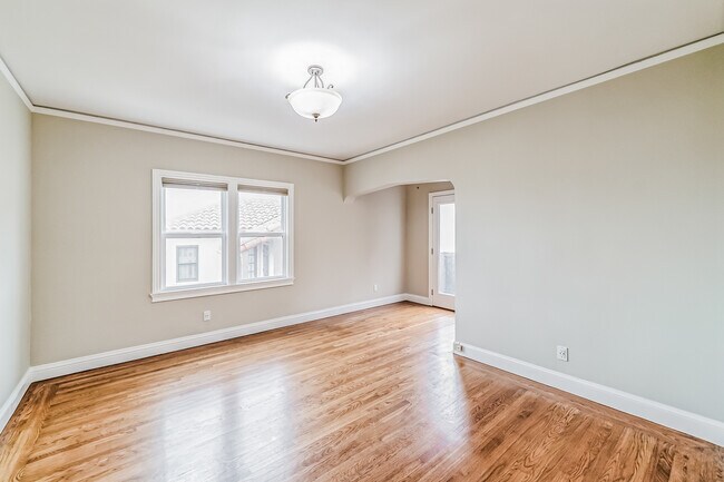Building Photo - 496 Crestlake Dr