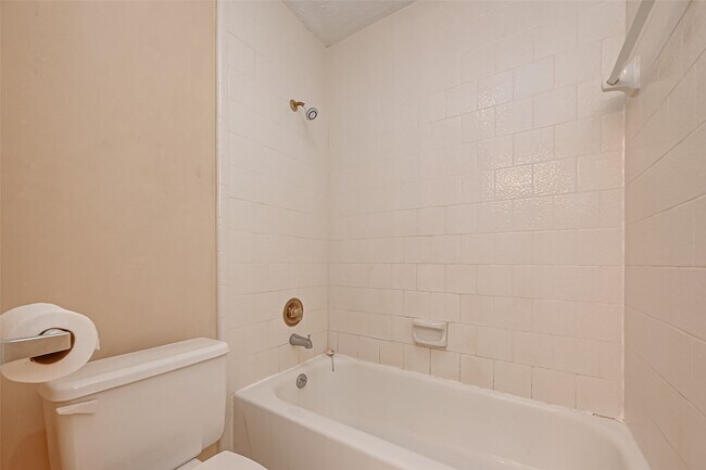 Building Photo - 2102 Creekshire Dr