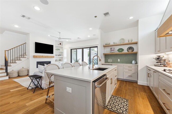 Building Photo - 3115 Castlewood St