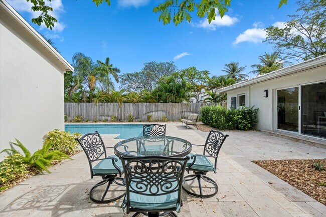 Building Photo - 611 N Palmway