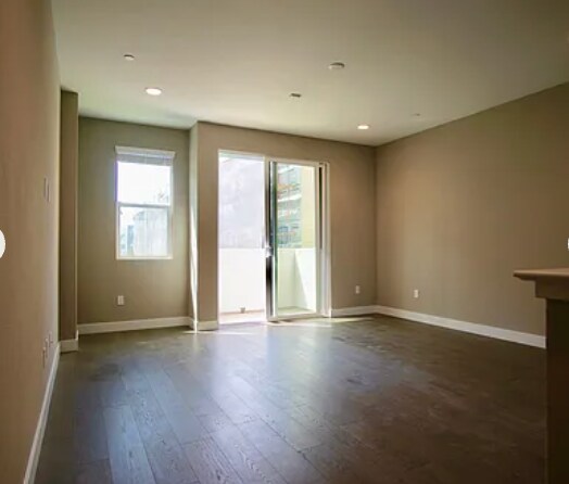 Living room with outdoor deck - 1427 Wood St