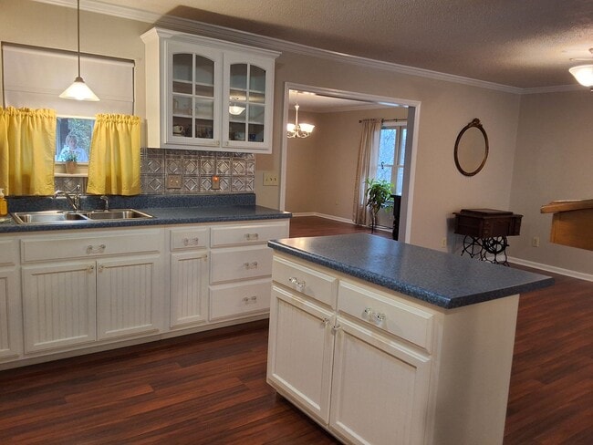 Building Photo - Lenoir City 37772- 3 bedroom, 2 bath home with a 2-car garage - Contact Sharon Arnwine (865) 313-...