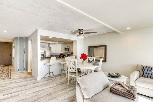 Building Photo - 4513 Cove Dr