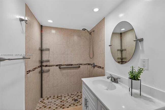 Building Photo - 908 Twin Lakes Dr