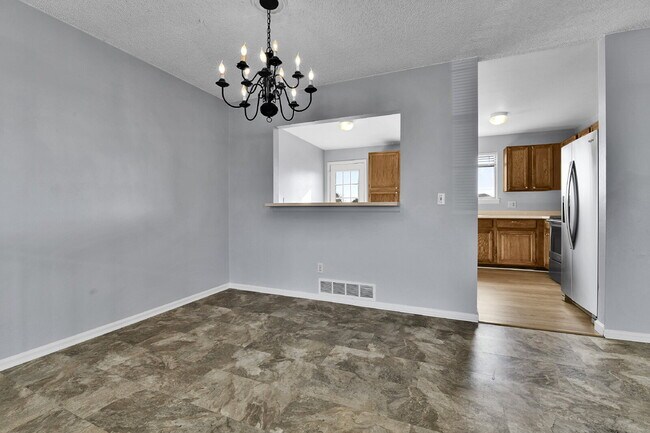 Building Photo - $2,540.95 with $300 off the first month's Rent- 4 Bedroom, 1.5 Bath, Single Family Home in Aurora...