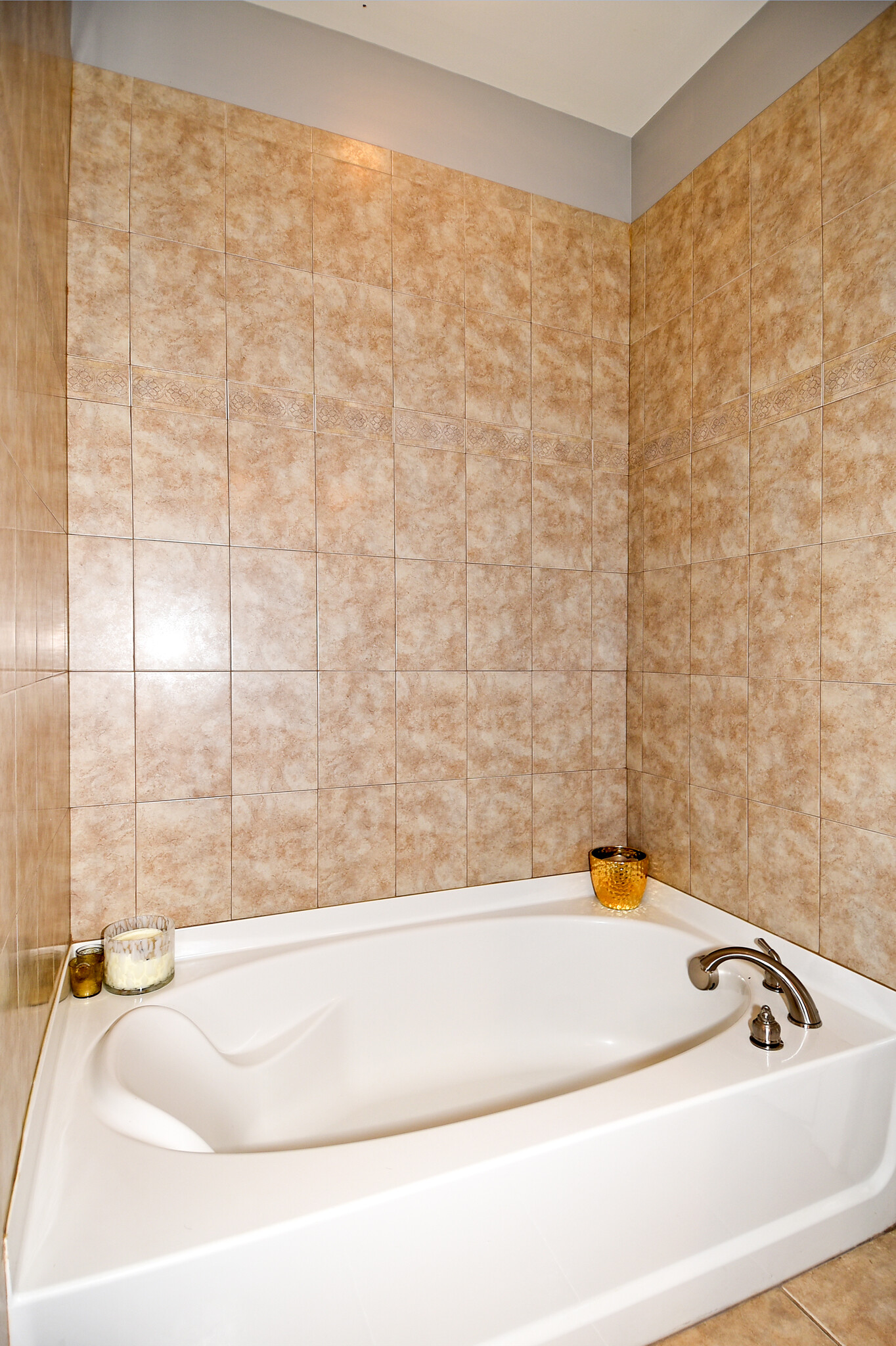 Primary bathroom soaking tub - 451 N George Mason Dr