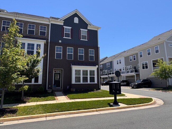 Building Photo - STUNNING TOWNHOUSE - POTOMAC SHORES - CLOSE TO QUANTICO