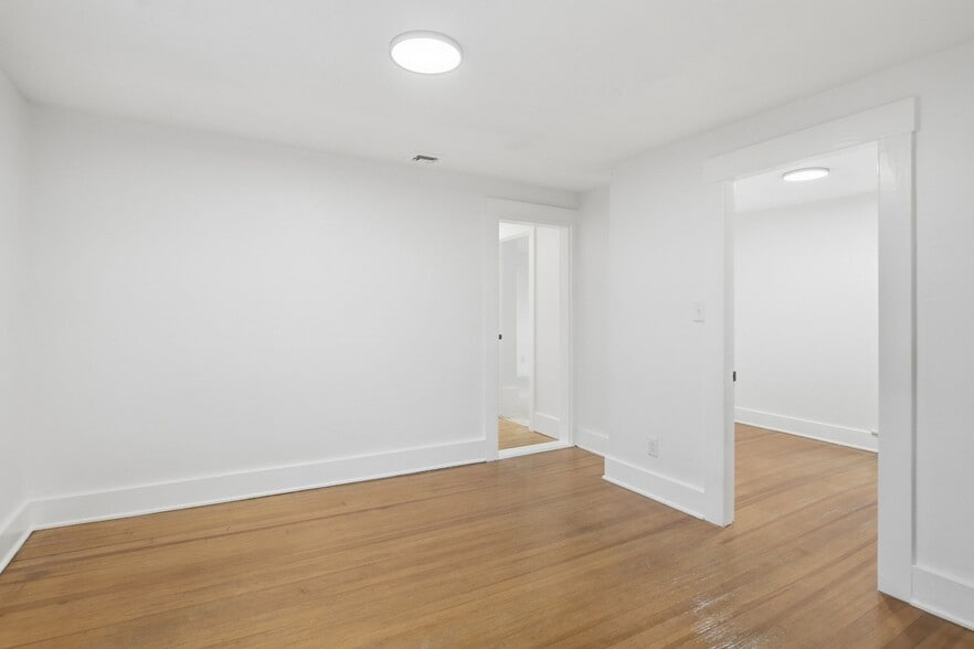 Building Photo - 7 Day Ave