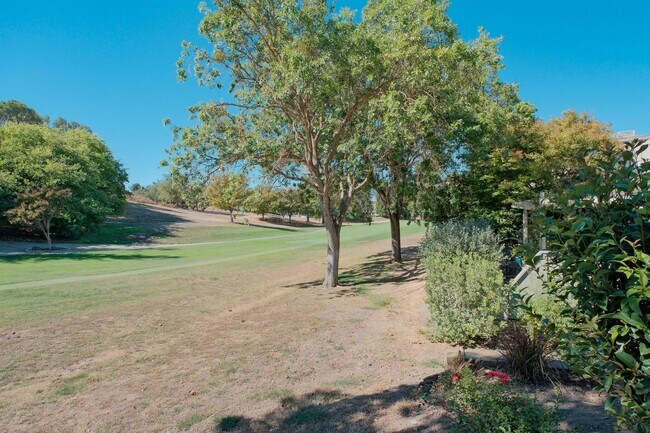 Building Photo - Spacious 3 Bedroom 2 Bath townhome for ren...