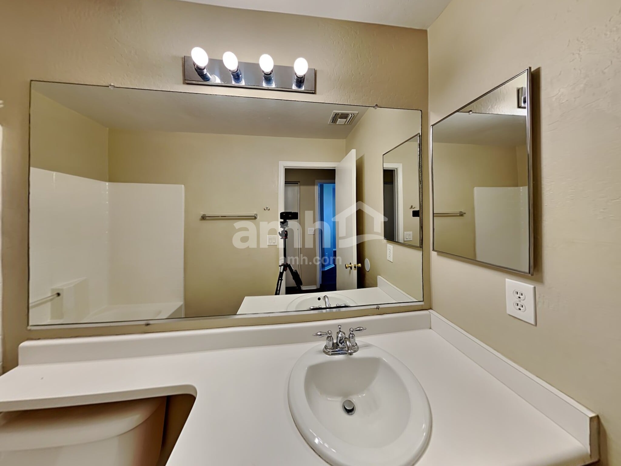 Building Photo - 5330 W Albeniz Pl