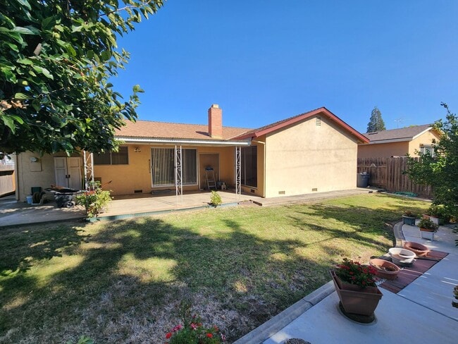 Building Photo - 2912 Notre Dame Dr