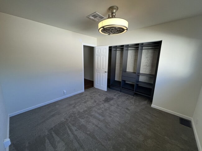 Building Photo - Recently renovated 2 bed 2 bath in Sacramento!