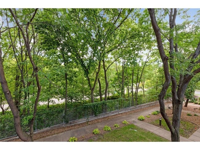 Building Photo - 2858 Kenwood Isles Dr
