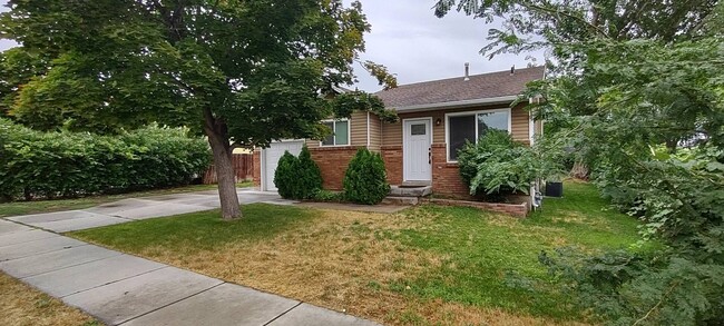 Building Photo - Charming Layton Home