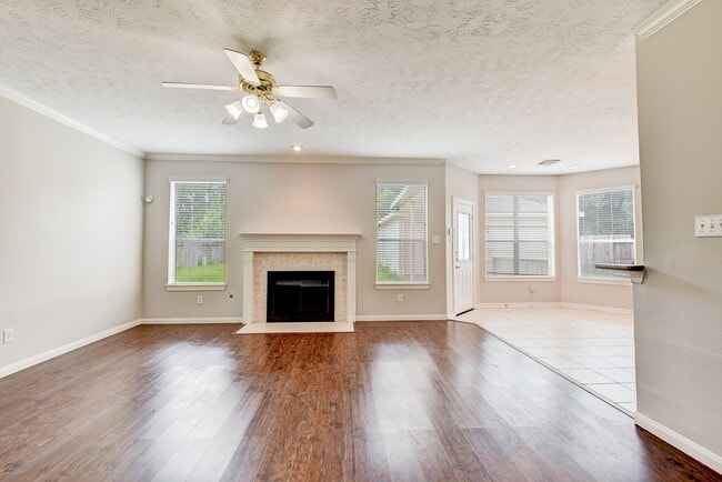 Building Photo - Beautiful 4 bedroom 2.5 bathroom with mass...