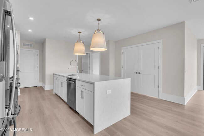Building Photo - 218 3rd Ave