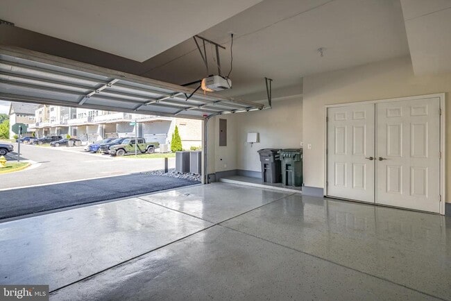 Building Photo - 1705 Cottonwood Grove Rd