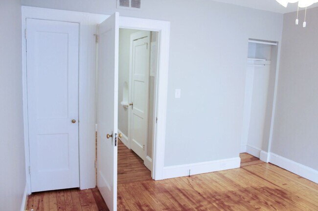 Building Photo - 3 Bedrooms 2 Full Bathrooms (one block fro...