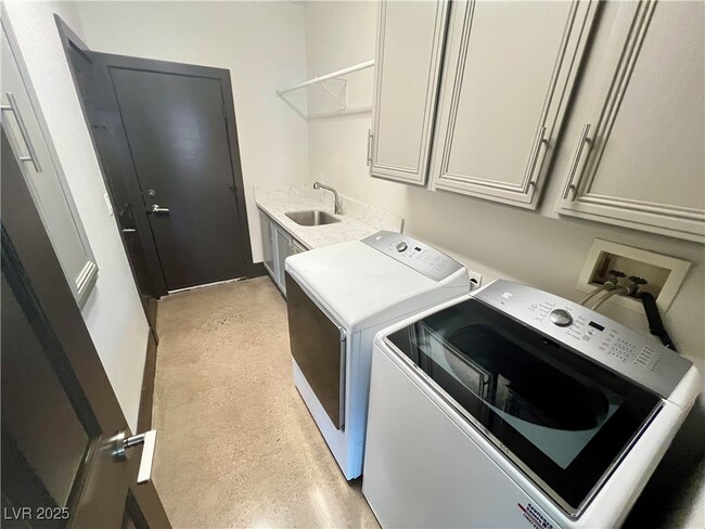 Building Photo - 604 Celso Ct