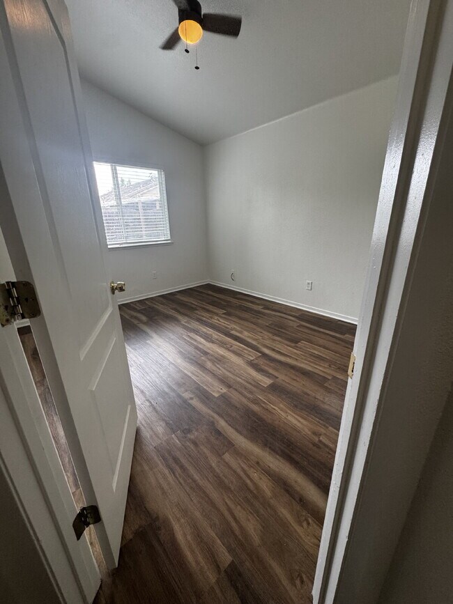 Building Photo - 3-bedroom, 2-bath home in the desirable Beachwood area of West Merced