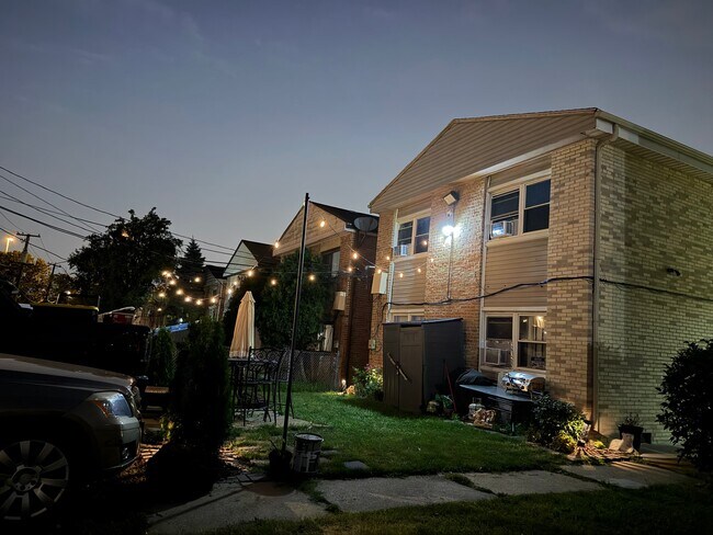 Building Photo - 5328 S 73rd Ct